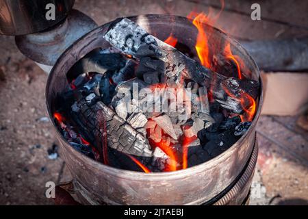 Blick von oben auf brennende Kohle beim Grill. Eine Vorbereitung für die Grillparty. Verkohltes Feuer Idee Konzept Stockfoto