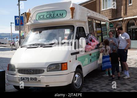 Ford van verkauft Eiscreme in Colquhoun Square, Helensburgh, Schottland Stockfoto