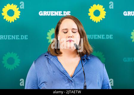 Laatzen, Deutschland. 29. August 2022. Ricarda lang, Bundesvorsitzende von Bündnis 90/die Grünen, nimmt an einer Pressekonferenz in der geschlossenen Sitzung des Bundesvorstandes von Bündnis 90/die Grünen Teil. Quelle: Moritz Frankenberg/dpa/Alamy Live News Stockfoto