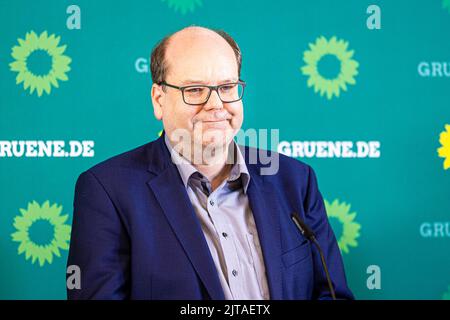 Laatzen, Deutschland. 29. August 2022. Christian Meyer, Spitzenkandidat von Bündnis 90/die Grünen für die Landtagswahl in Niedersachsen, nimmt an einer Pressekonferenz im Rahmen der geschlossenen Sitzung des Bundesvorstandes von Bündnis 90/die Grünen Teil. Quelle: Moritz Frankenberg/dpa/Alamy Live News Stockfoto