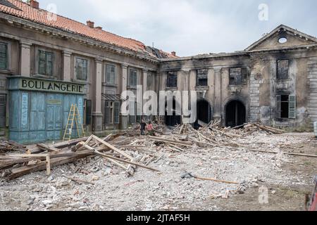 Das Hotel Grand, eine Ruine aus dem Heimatkrieg von 1991, wird die Ruinen aus dem Zweiten Weltkrieg in einem neuen Film darstellen. Alles wird langsam für die Dreharbeiten vorbereitet und obwohl nicht viele Details bekannt sind, ist bekannt, dass die Ruinen einer der Orte sein werden, an denen die Dreharbeiten in der zweiten Septemberhälfte stattfinden werden.der Film wird über den legendären Fotografen des Vogue-Magazins Lee Miller, Die von Kate Winslet (46) gespielt wird. Der Film wird auch am 29. August mit Jude Law (49) und Marion Cotillard (46) in Dubrovnik, Kroatien, in den Hauptrolle aufgeführt. 2022. Foto: Grgo Jelavic/PIXSELL Stockfoto