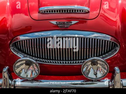 Chrom-Kühlergrill und Scheinwerfer eines roten Austin Healey 3000 Mkll Sportwagen Stockfoto