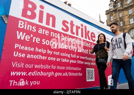 Edinburgh, Schottland, Großbritannien. 29.. August 2022. In der zweiten Woche streiken Müllmänner aus Edinburgh, und die Straßen der Stadt sind mit Abfall aus überlaufenen Mülltonnen bedeckt. I Pic; der rat von Edinburgh hat Plakate angebracht, auf denen er sich für das Chaos in der Stadt während des Mülltonnen-Streiks entschuldigt. Iain Masterton/Alamy Live News Stockfoto