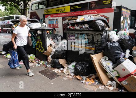 Edinburgh, Schottland, Großbritannien. 29.. August 2022. In der zweiten Woche streiken Müllmänner aus Edinburgh, und die Straßen der Stadt sind mit Abfall aus überlaufenen Mülltonnen bedeckt. Iain Masterton/Alamy Live News Stockfoto