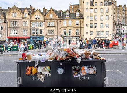 Edinburgh, Schottland, Großbritannien. 29.. August 2022. In der zweiten Woche streiken Müllmänner aus Edinburgh, und die Straßen der Stadt sind mit Abfall aus überlaufenen Mülltonnen bedeckt. PIC; überlaufender Behälter im Grassmarket. Iain Masterton/Alamy Live News Stockfoto