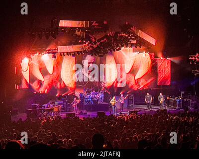 Ein Blick aus der Perspektive der Dave Matthews Band, die eine Live-Show auf einer Bühne vor einem großen Publikum aufführt Stockfoto