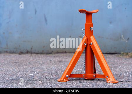 Iron Jack stehen auf Betonboden. Schutzständer für den Wagenheber Stockfoto