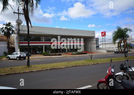 Fassade einer Motorrad-Agentur mit Honda Marke Totem in einer Stadt im Inneren von São Paulo, Brasilien, Südamerika, Panorama-Foto Stockfoto