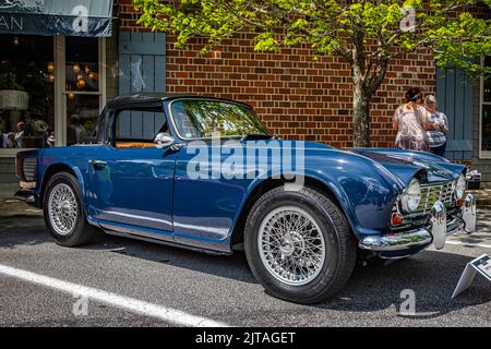 Highlands, NC - 10. Juni 2022: Low Perspective Front Corner view 1963 Triumph TR4 Cabrio von A auf einer lokalen Automobilmesse. Stockfoto