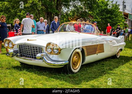 Highlands, NC - 10. Juni 2022: Nahaufnahme eines 1953 Cadillac elegante Cabriolets auf einer lokalen Automshow. Stockfoto