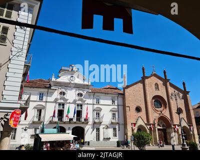 Die Piazza San Secondo befindet sich im Herzen von Asti mit der Stiftskirche Sant’Anastasio und dem Palazzo Podestà, heute Sitz der Gemeinde. Stockfoto