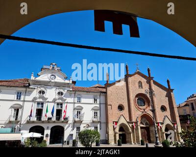 Die Piazza San Secondo befindet sich im Herzen von Asti mit der Stiftskirche Sant’Anastasio und dem Palazzo Podestà, heute Sitz der Gemeinde. Stockfoto