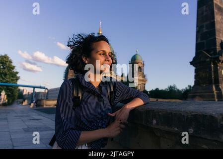 BERLIN, DEUTSCHLAND - 14. JULI 2020: Fröhliche junge Frau in der Nähe des verschwommenen berliner Doms, Stockbild Stockfoto