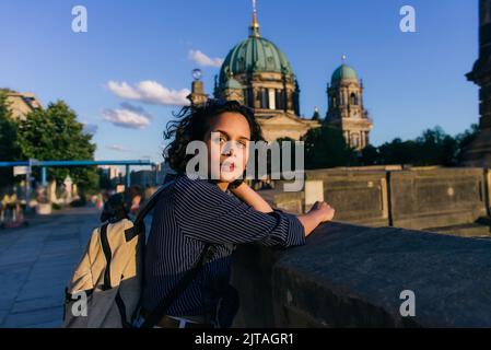 BERLIN, DEUTSCHLAND - 14. JULI 2020: Hübsche junge Frau in der Nähe des verschwommenen berliner Doms, Stockbild Stockfoto