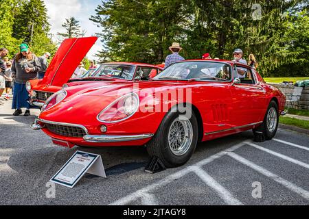 Highlands, NC - 11. Juni 2022: Vorderansicht eines Ferrari 275 GTB/4 Coupé aus dem Jahr 1967 mit niedriger Perspektive auf einer lokalen Automobilausstellung. Stockfoto