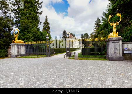 Der barocke Eingang zum Wenkenpark in Riehen, der von zwei vergoldeten Hirschen bewacht wird, die dem französischen Bildhauer Jean Goujon (XVI. Jahrhundert), Basel-Stadt c, nachempfunden sind Stockfoto