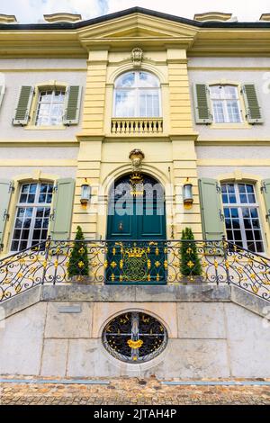 Der barocke Fassadeneingang zur Villa Wenkenhof (Neuer Wenkenhof) in Riehen, Kanton Basel-Stadt, Schweiz. Stockfoto