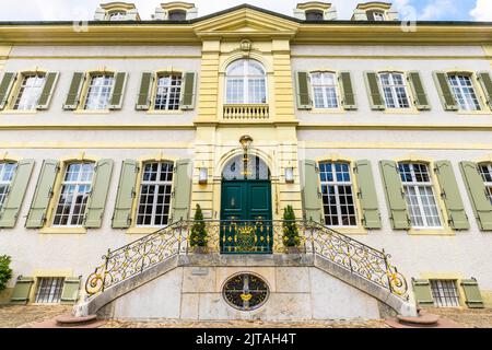 Der barocke Fassadeneingang zur Villa Wenkenhof (Neuer Wenkenhof) in Riehen, Kanton Basel-Stadt, Schweiz. Stockfoto