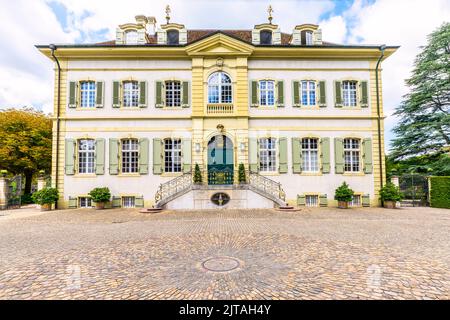 Der barocke Fassadeneingang zur Villa Wenkenhof (Neuer Wenkenhof) in Riehen, Kanton Basel-Stadt, Schweiz. Stockfoto