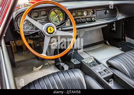 Highlands, NC - 11. Juni 2022: Nahaufnahme eines Ferrari 275 GTB/4 Coupé aus dem Jahr 1967 auf einer lokalen Automobilausstellung. Stockfoto