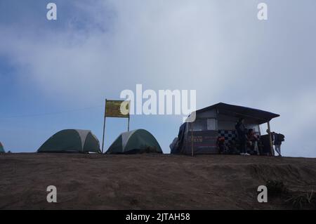 Campingplatz für Reisende mit farbenfrohen Zelten auf dem Gipfel des Andong-Berges in Magelang, Indonesien Stockfoto