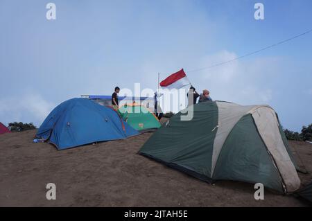 Campingplatz für Reisende mit farbenfrohen Zelten auf dem Gipfel des Andong-Berges in Magelang, Indonesien Stockfoto