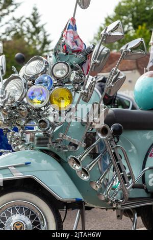 Mods vespa Custom Roller mit Spiegeln bedeckt Stockfoto