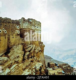 Die Stadt al-Hajjarah liegt im Haraz-Gebirge des Jemen. Die Hjjarah wurde ursprünglich als sicheres Haus für Würdenträger errichtet. Stockfoto