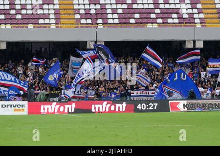 Salerno, Italien. 28. August 2022. Unterstützer von UC Sampdoria während der Serie Ein Spiel zwischen US Salernitana 1919 und Sampdoria im Stadio Arechi, Salerno, Italien am 28. August 2022. Kredit: Giuseppe Maffia/Alamy Live Nachrichten Stockfoto