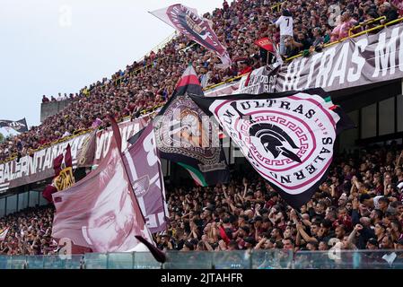 Salerno, Italien. 28. August 2022. Unterstützer der US Salernitana während der Serie Ein Spiel zwischen US Salernitana 1919 und Sampdoria im Stadio Arechi, Salerno, Italien am 28. August 2022. Kredit: Giuseppe Maffia/Alamy Live Nachrichten Stockfoto