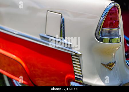 Statesboro, GA - 17. Mai 2014: Nahaufnahme der Rücklicht-Baugruppe bei einem Chevrolet BelAir aus dem Jahr 1955 mit geringer Tiefenschärfe. Stockfoto