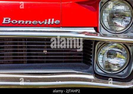 Statesboro, GA - 17. Mai 2014: Nahaufnahme der Scheinwerferbaugruppe mit geringer Tiefenschärfe eines Pontiac Bonneville aus dem Jahr 1967. Stockfoto