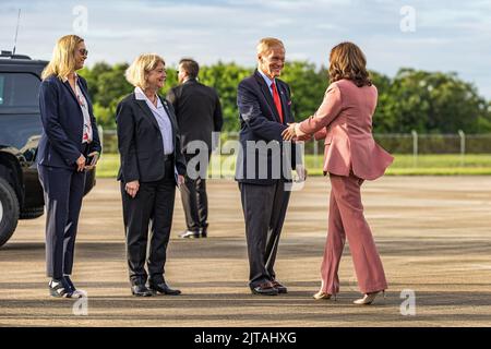 USA. 29. August 2022. Vizepräsident Kamala Harris wird nach seiner Ankunft begrüßt, um den Start des NASA-Weltraumstartsystems vor der Artemis-I-Mission zur Mondbahn am 29. August 2022 im Kennedy Space Center der Agentur in Florida zu sehen. Das unbemannte Raumschiff besteht aus der Space Launch System Rakete und der Raumsonde Orion. (Foto: Alex G Perez/Sipa USA) Quelle: SIPA USA/Alamy Live News Stockfoto