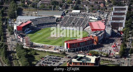 Luftaufnahme des Emirates Old Trafford Cricket Ground in Manchester, aufgenommen kurz vor Beginn des 1. Spieltages England gegen Südafrika Stockfoto