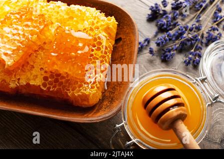 Honeycomb in Tonschale auf Küchentisch süßen Hintergrund Stockfoto