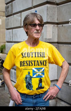 Aktivist des schottischen Widerstands vor dem Denkmal für Sir William Wallace in London, Großbritannien Stockfoto