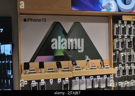 Kopenhagen /Dänemark/29 August 2022/Apple iphone 13 Display zum Verkauf in Telefon-Shop in Kopenhagen Dänemark. (Foto..Francis Joseph Dean/Dean Picturs. Stockfoto