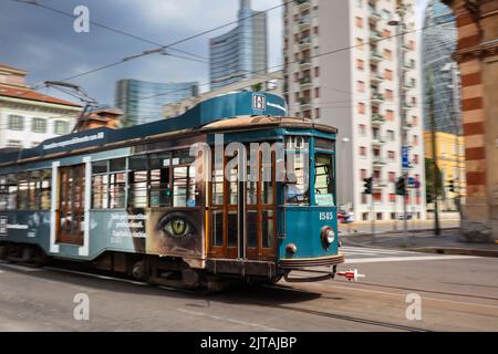 Mailand, Italien - 26. Juni 2022: Schwenkschuss der Straßenbahn im Viertel Porta Nuova. Straßenbahn in der italienischen Stadt während des bewölkten Tages. Stockfoto