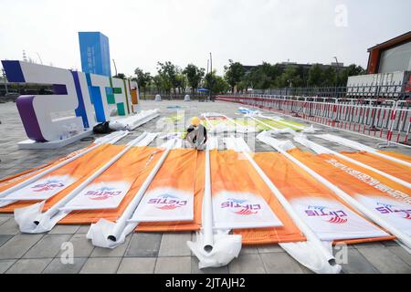Peking, China. 29. August 2022. Ein Mitarbeiter bereitet sich auf die Internationale Fachmesse für den Handel mit Dienstleistungen (CIFTIS) 2022 im Shougang Park in Peking, der Hauptstadt Chinas, am 29. August 2022 vor. Die CIFTIS 2022 findet vom 31. August bis 5. September in Peking im China National Convention Center und im Shougang Park statt. Quelle: Ju Huanzong/Xinhua/Alamy Live News Stockfoto