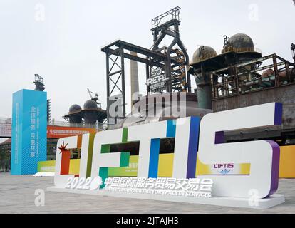 Peking, China. 29. August 2022. Das Foto vom 29. August 2022 zeigt einen Blick auf den Shougang Park in Peking, der Hauptstadt Chinas. Die China International Fair for Trade in Services (CIFTIS) 2022 findet vom 31. August bis 5. September im China National Convention Center und im Shougang Park in Peking statt. Quelle: Zhang Chenlin/Xinhua/Alamy Live News Stockfoto