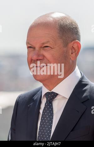 Prag, Tschechische Republik. 29. August 2022. Bundeskanzler Olaf Scholz vor einem gemeinsamen Treffen in Prag. Olaf Scholz (SPD) ist zum ersten Mal in Tschechien zu Besuch, wo er mit seinem tschechischen Amtskollegen die aktuelle Lage in der Ukraine, die Energiesicherheit der Europäischen Union und die Beziehungen zwischen Deutschland und Tschechien diskutiert. Kredit: SOPA Images Limited/Alamy Live Nachrichten Stockfoto