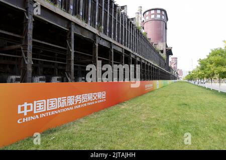 Peking, China. 29. August 2022. Das Foto vom 29. August 2022 zeigt einen Blick auf den Shougang Park in Peking, der Hauptstadt Chinas. Die China International Fair for Trade in Services (CIFTIS) 2022 findet vom 31. August bis 5. September im China National Convention Center und im Shougang Park in Peking statt. Quelle: Hao Zhao/Xinhua/Alamy Live News Stockfoto