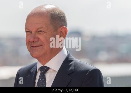 Prag, Tschechische Republik. 29. August 2022. Bundeskanzler Olaf Scholz vor einem gemeinsamen Treffen in Prag. Olaf Scholz (SPD) ist zum ersten Mal in Tschechien zu Besuch, wo er mit seinem tschechischen Amtskollegen die aktuelle Lage in der Ukraine, die Energiesicherheit der Europäischen Union und die Beziehungen zwischen Deutschland und Tschechien diskutiert. Kredit: SOPA Images Limited/Alamy Live Nachrichten Stockfoto