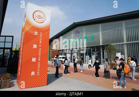 Peking, China. 29. August 2022. Journalisten nehmen an einer Medienvorschau der China International Fair for Trade in Services (CIFTIS) 2022 im Shougang Park in Peking, der Hauptstadt Chinas, am 29. August 2022 Teil. Die CIFTIS 2022 findet vom 31. August bis 5. September in Peking im China National Convention Center und im Shougang Park statt. Quelle: Ren Chao/Xinhua/Alamy Live News Stockfoto
