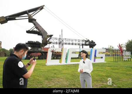 Peking, China. 29. August 2022. Journalisten arbeiten während einer Medienvorschau der China International Fair for Trade in Services (CIFTIS) 2022 im Shougang Park in Peking, der Hauptstadt Chinas, am 29. August 2022. Die CIFTIS 2022 findet vom 31. August bis 5. September in Peking im China National Convention Center und im Shougang Park statt. Quelle: Ju Huanzong/Xinhua/Alamy Live News Stockfoto