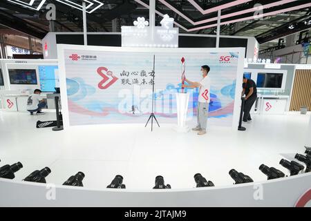 Peking, China. 29. August 2022. Die Mitarbeiter bereiten sich am 29. August 2022 an einem Veranstaltungsort der China International Fair for Trade in Services (CIFTIS) 2022 im Shougang Park in Peking, der Hauptstadt Chinas, vor. Die CIFTIS 2022 findet vom 31. August bis 5. September in Peking im China National Convention Center und im Shougang Park statt. Quelle: Ju Huanzong/Xinhua/Alamy Live News Stockfoto