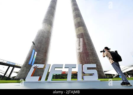 Peking, China. 29. August 2022. Ein Journalist fotografiert das Logo der Internationalen Fachmesse für den Handel mit Dienstleistungen (CIFTIS) 2022 im Shougang Park in Peking, der Hauptstadt Chinas, am 29. August 2022. Die CIFTIS 2022 findet vom 31. August bis 5. September in Peking im China National Convention Center und im Shougang Park statt. Kredit: Li Xin/Xinhua/Alamy Live Nachrichten Stockfoto