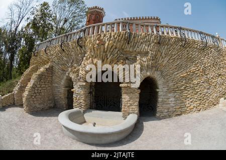 Ramon, Region Woronesch, Russland. 19. August 2021. Brunnen Rybka. Der Schlosskomplex der Oldenburgsky. Dies ist der einzige Wohnsitz von Royal Stockfoto