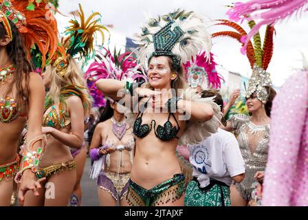 Darsteller beim Notting Hill Carnival in London, der zum ersten Mal seit zwei Jahren, nachdem er von der Pandemie vereitelt wurde, auf die Straße zurückkehrte. Bilddatum: Montag, 29. August 2022. Stockfoto