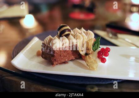 Luxuriöses Schokoladendessert auf einem Teller Stockfoto